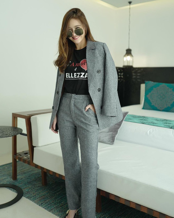 Kể cả khi khoác trên mình những bộ đồ có phần cứng nhắc thì cô vẫn rất thanh lịch và thời thượng.