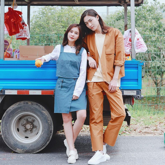 Lựa chọn trang phục khéo léo cũng là cách hot girl Thái Lan níu giữ tuổi thanh xuân ở mãi với mình.