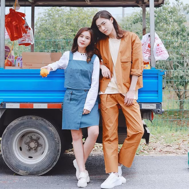 Lựa chọn trang phục khéo léo cũng là cách hot girl Thái Lan níu giữ tuổi thanh xuân ở mãi với mình.