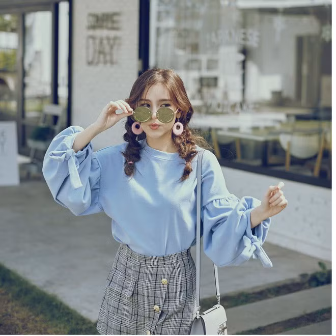 Hot girl Aom Sushar được gọi là Song Hye Kyo phiên bản Thái, bởi cô từng đảm nhận vai nữ chính trong bộ phim nổi tiếng Ngôi nhà hạnh phúc.