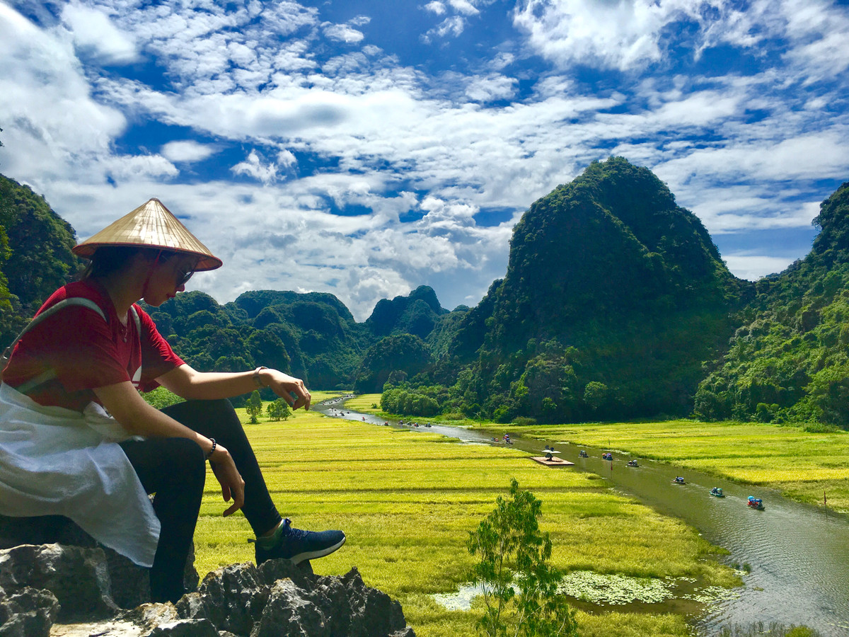 Hang Cả cũng là một trong những địa điểm săn lúa trên cao siêu đẹp và bạn có thể dễ dàng chinh phục. Ở đây bạn có thể ôm trọn được những mảng màu vàng ruộm kia vào lòng.