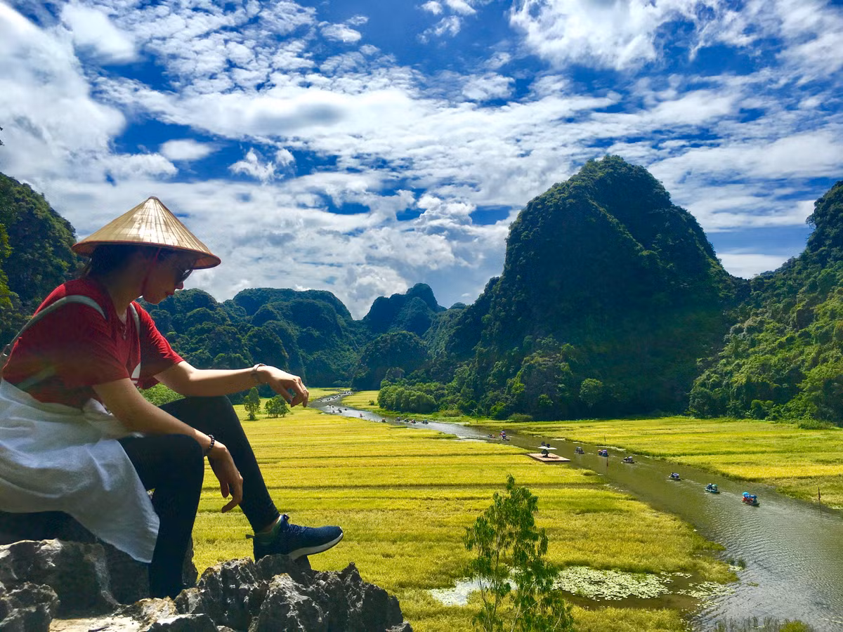 Hang Cả cũng là một trong những địa điểm săn lúa trên cao siêu đẹp và bạn có thể dễ dàng chinh phục. Ở đây bạn có thể ôm trọn được những mảng màu vàng ruộm kia vào lòng.