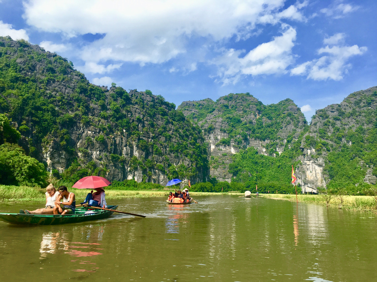 Đó là những cánh đồng lúa chín ở Tam Cốc mênh mông, không cần phải be bờ của người dân thôn Văn Lâm được canh tác theo ven sông Ngô Đồng. Đây cũng là những cánh đồng lúa nước rất đặc biệt của đồng bằng Bắc Bộ.