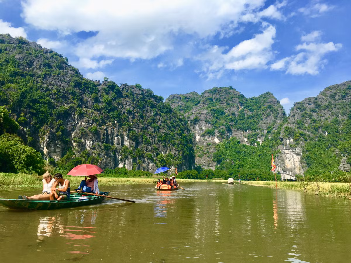 Đó là những cánh đồng lúa chín ở Tam Cốc mênh mông, không cần phải be bờ của người dân thôn Văn Lâm được canh tác theo ven sông Ngô Đồng. Đây cũng là những cánh đồng lúa nước rất đặc biệt của đồng bằng Bắc Bộ.