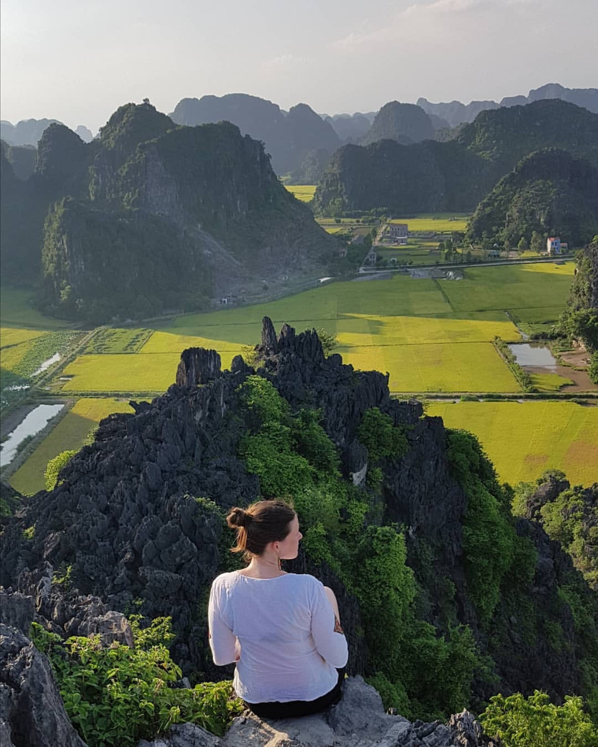 Hang Múa là một trong những địa điểm tuyệt vời được du khách và các bạn trẻ lựa chọn nhiều nhất săn lúa. Chinh phục gần 500 bậc thang lên đỉnh núi Ngọa Long, từ trên cao những con đò như những chấm nhỏ, điểm xuyết trên nền bức tranh dệt bằng đá núi, lúa vàng và dòng nước.