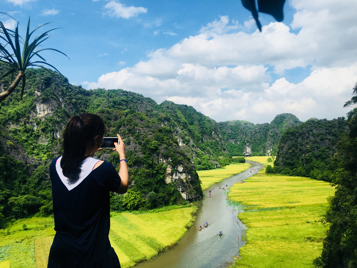Nếu bạn muốn dừng lại chụp ảnh, hay muốn "săn lúa chín" từ trên cao, bạn nên trao đổi trước với người lái thuyền. Những người lái thuyền có kinh nghiệm sẽ dừng thuyền, tìm chỗ thuận tiện cho bạn leo lên vách núi.