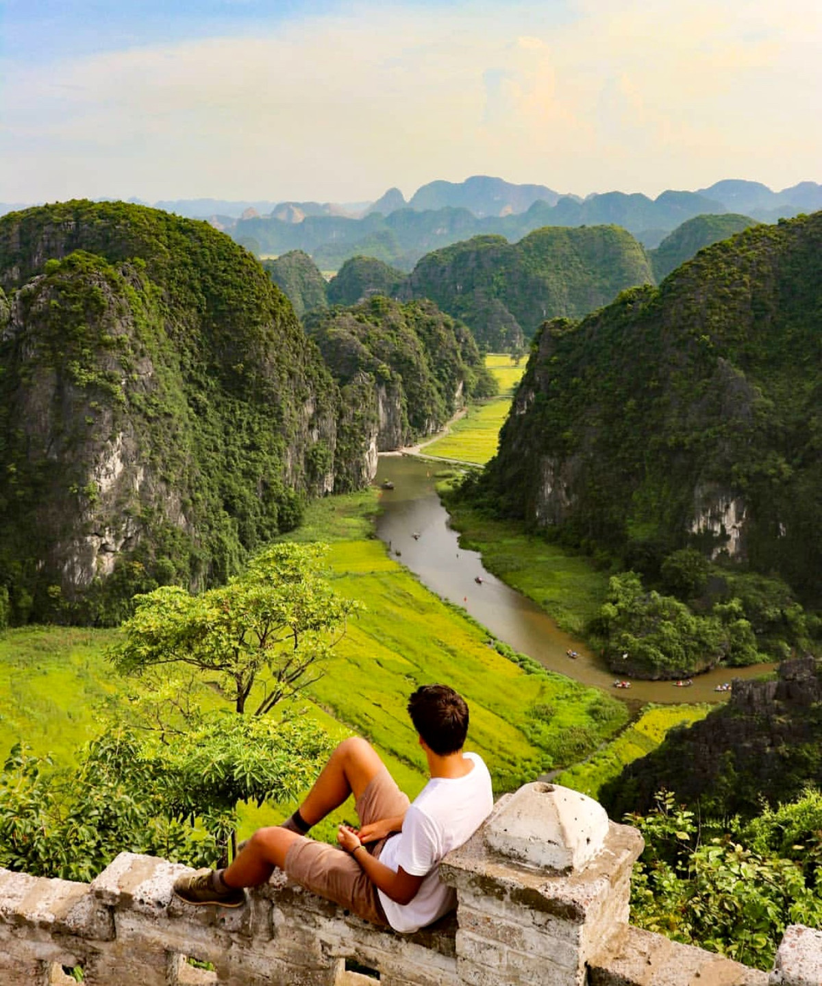 Ngoảnh mặt bốn phía là những khung cảnh khác nhau. Phía trước là khuôn viên núi Múa với hồ nước và cây cảnh; bên phải và đằng sau là dòng Ngô Đồng và những ngọn núi sừng sững, bên trái là cánh đồng lúa trải dài bất tận và làng mạc bình yên.
