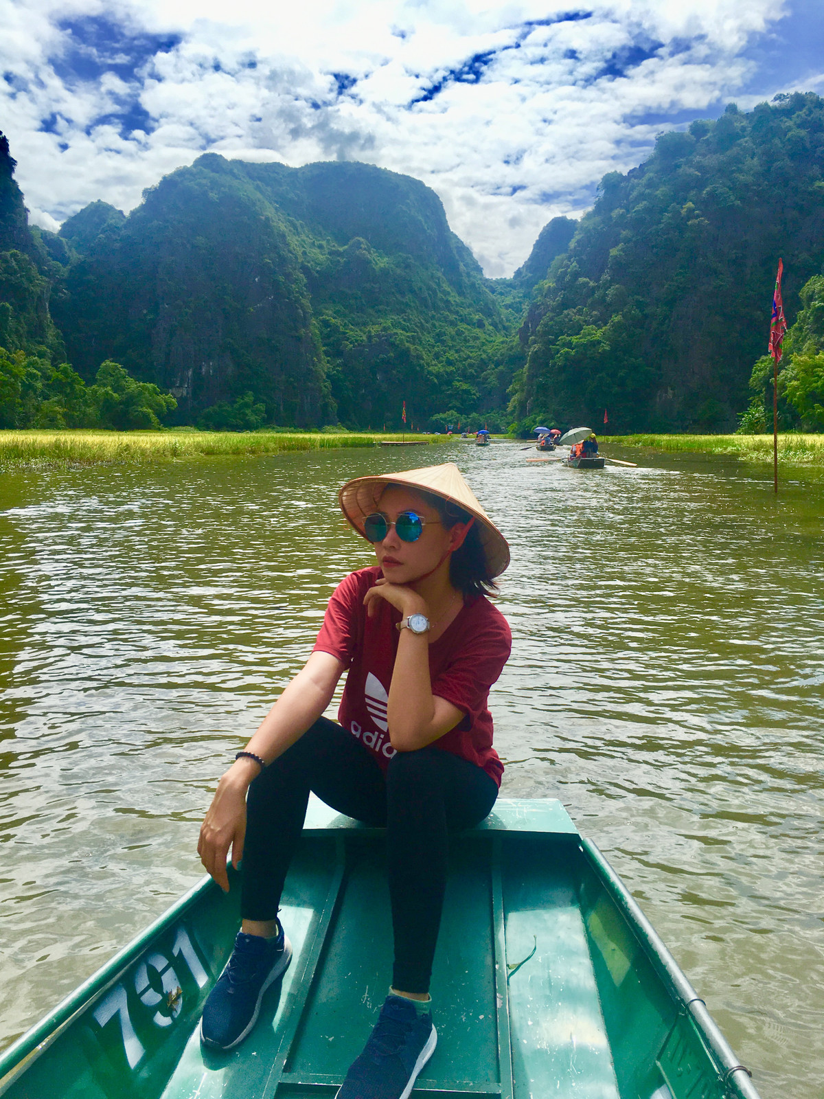 Tam Cốc chỉ có một con đường duy nhất để bạn săn lúa là đi bằng thuyền, xuôi theo dòng sông Ngô Đồng và bắt đầu hành trình săn lúa chín. Đồng lúa sẽ kéo dài từ cuối hang Cả đến đầu hang thứ Hai.