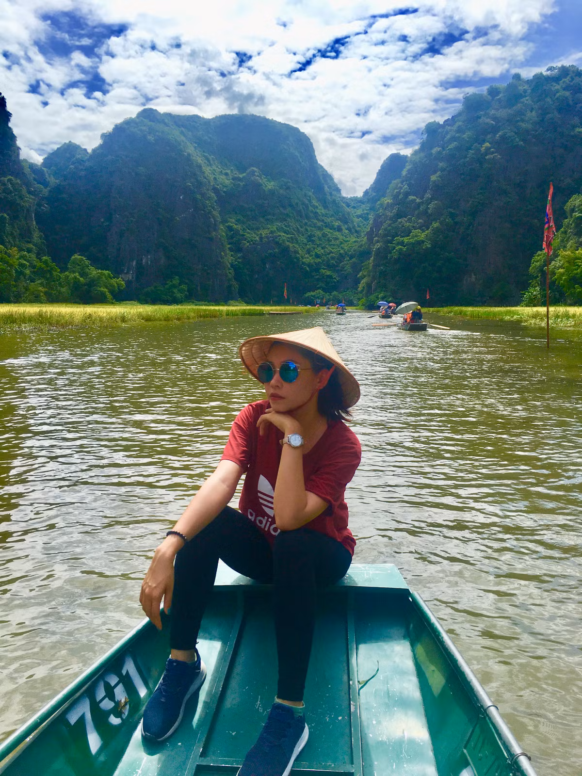 Tam Cốc chỉ có một con đường duy nhất để bạn săn lúa là đi bằng thuyền, xuôi theo dòng sông Ngô Đồng và bắt đầu hành trình săn lúa chín. Đồng lúa sẽ kéo dài từ cuối hang Cả đến đầu hang thứ Hai.