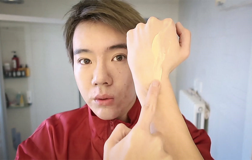 Đàn ông thích trang điểm là xu hướng toàn cầu hay chỉ là sở thích của vài cá nhân? Ảnh: Tang Xiaolan/Sixth Tone.