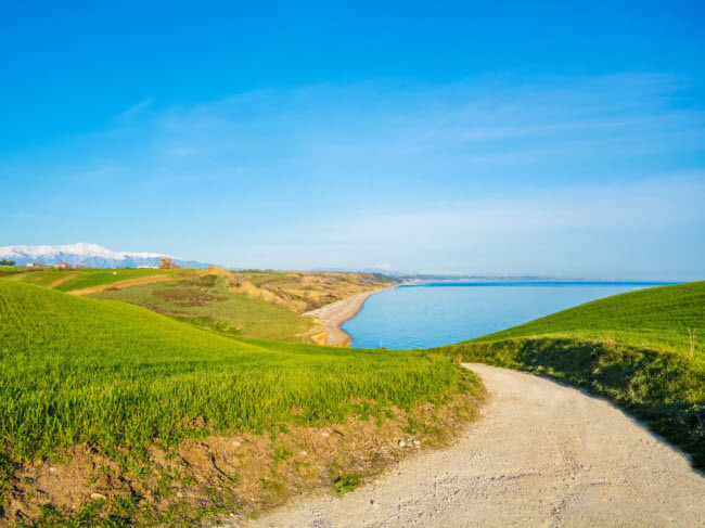 Punta Aderci, Italia: Vùng Abruzzo là lựa chọn thông minh đối với du khách tìm kiếm một bãi biển cách xa nơi đông đúc. Đối với những người đam mê phong cảnh thiên nhiên hoang sơ như cồn cát, cánh đồng cỏ, hoa dại và núi, hãy tới bãi biển Punta Aderci. Punta Aderci, Italia: Vùng Abruzzo là lựa chọn thông minh đối với du khách tìm kiếm một bãi biển cách xa nơi đông đúc. Đối với những người đam mê phong cảnh thiên nhiên hoang sơ như cồn cát, cánh đồng cỏ, hoa dại và núi, hãy tới bãi biển Punta Aderci.
