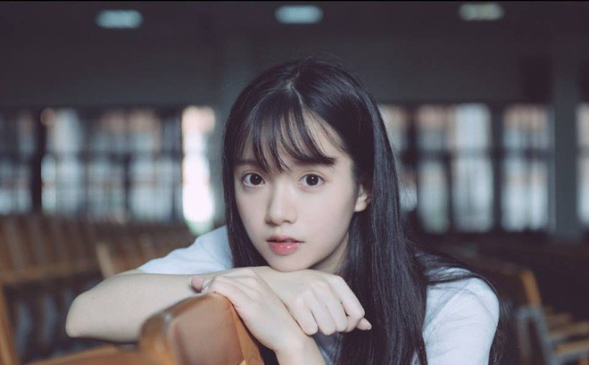 Thời tiết nóng bức như bây giờ khiến mọi người chỉ thở thôi cũng đã mệt, ấy vậy mà chỉ ngắm nữ sinh với nhan sắc trong trẻo, dịu dàng kiểu nàng thơ như này, khiến mùa hè trở nên dịu mát hơn nhiều.