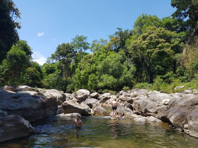 Ở đoạn suối phía trên của Hồ Tiên, tuy nước ít hơn nhưng rất trong. Dòng nước chảy xuống khe đá là nơi có thể tắm và tận hưởng khung cảnh thiên nhiên yên bình