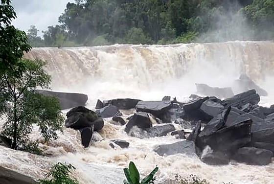 Nước trong ngày 29-7 tại khu vực đập Say-Pien vẫn còn chảy xiết. Ảnh: Chanhnanda