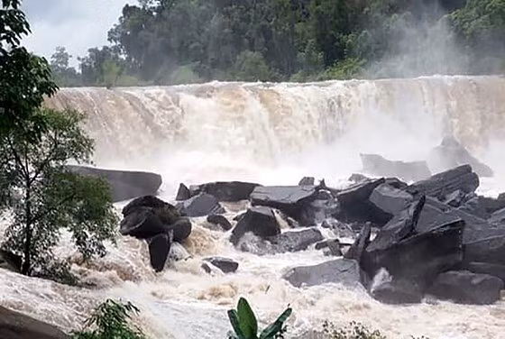 Nước trong ngày 29-7 tại khu vực đập Say-Pien vẫn còn chảy xiết. Ảnh: Chanhnanda