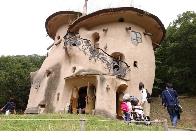Trong đó, nổi bật nhất là ngôi nhà nấm kỳ quái được thiết kế khó hiểu. Cầu thang bên trong vòng vèo tạo cho du khách có cảm giác như đang ở trong một bộ phim ma thuật, khiến các em nhỏ thích thú.