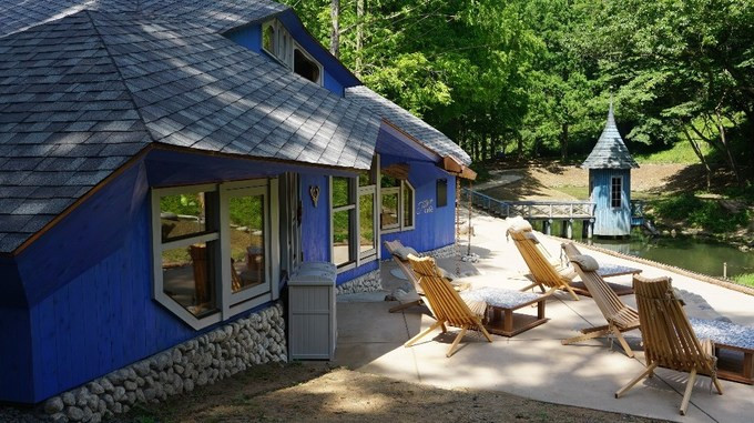 Tiệm cà phê Puisto vừa mới mở cửa hồi tháng 6 năm nay, xây theo kiểu Bắc Âu có 2 khu, khu ngoài trời cho khách thích ngắm cảnh thiên nhiên, còn khu trong nhà được lót gỗ cho những ai muốn tận hưởng không gian ấm áp.