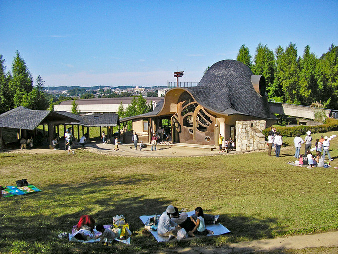 Ngoài ra, các gia đình hoặc nhóm bạn cũng có thể mang thức ăn, giấy bạc đến picnic ngay trong khuôn viên công viên mà không phải trả thêm bất kỳ chi phí nào, chỉ cần giữ vệ sinh sạch sẽ. Công viên mở cửa từ 9h sáng đến 5h chiều, đóng cửa vào thứ 2 hằng tuần và các ngày lễ trong năm. Vì thế du khách hãy kiểm tra lịch trước khi đến.