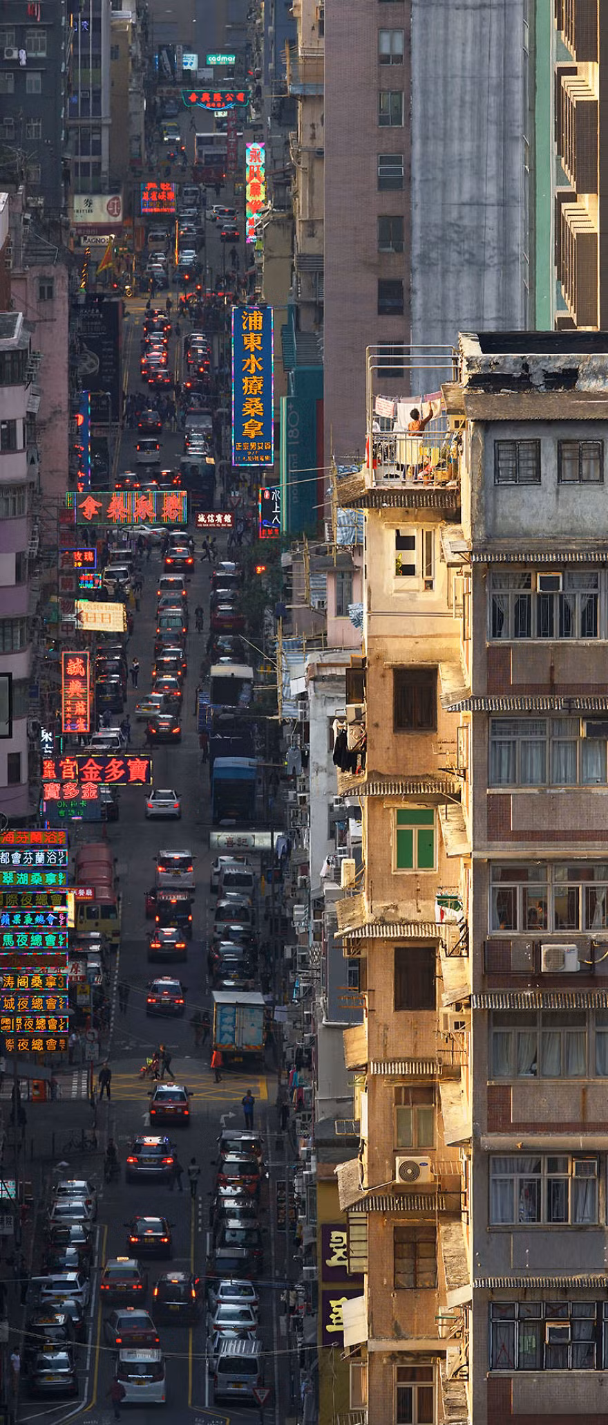 Concrete Canyon ghi lại hình ảnh người phụ nữ thong thả thu dọn quần áo trong ánh hoàng hôn, bên dưới là đường phố đông đúc buổi tan tầm. Hầu hết ảnh cho thấy cuộc sống giản dị, thân quen đối lập hoàn toàn với khung cảnh đông đúc, sầm uất của thị thành xung quanh nó.