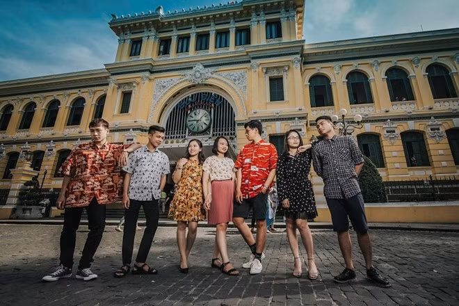 Đã có Hà Nội những năm 90 thì cũng không thể thiếu Sài Gòn, nhóm bạn trẻ với ý tưởng sáng tạo cùng khả năng diễn xuất hồn nhiên, tươi trẻ đã tái hiện được phần nào khung cảnh của Sài Gòn ngày ấy. Ảnh: 13 DTC1.