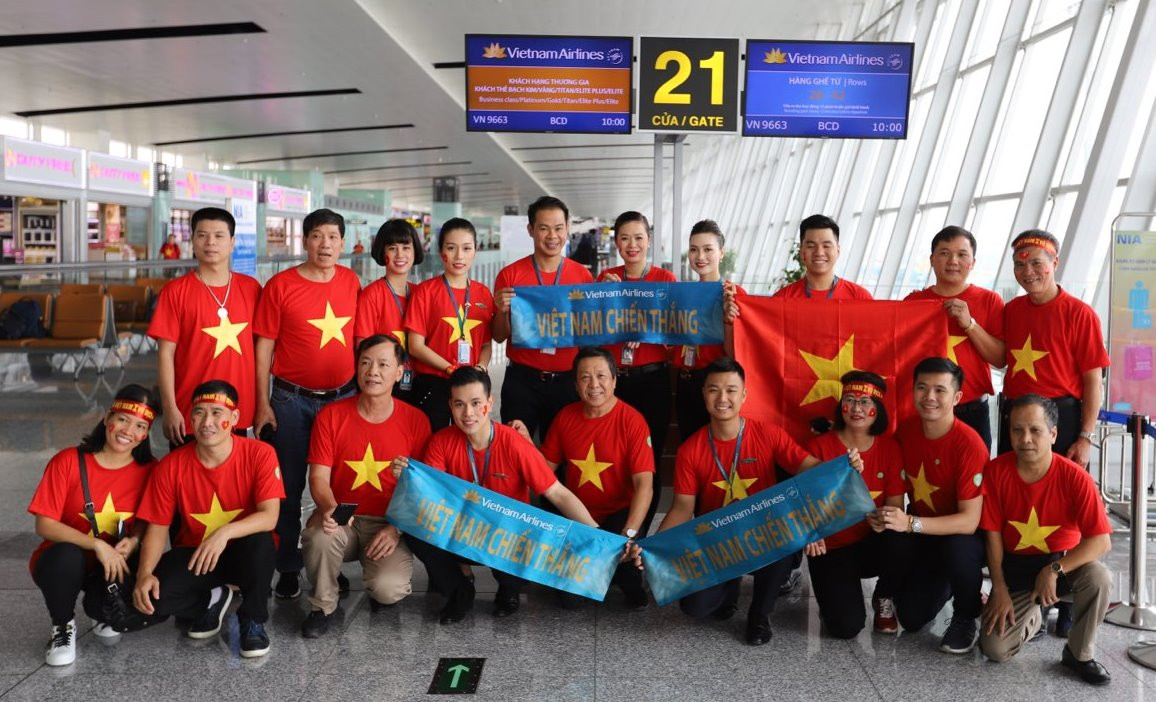 Với hành khách trở về Hà Nội sẽ khởi hành lúc 11h30 trưa 3.12 trên chuyến bay có số hiệu VN9662, còn có các thành viên đội tuyển bóng đá Việt Nam.