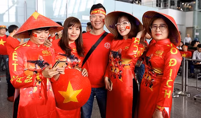 Chiều về, với hành khách đi từ TP.HCM, sau khi kết thúc trận bóng đá, các CĐV di chuyển luôn ra sân bay Bacolod để làm thủ tục trở về Việt Nam lúc 23h30 đêm nay trên chuyến bay VN9650.