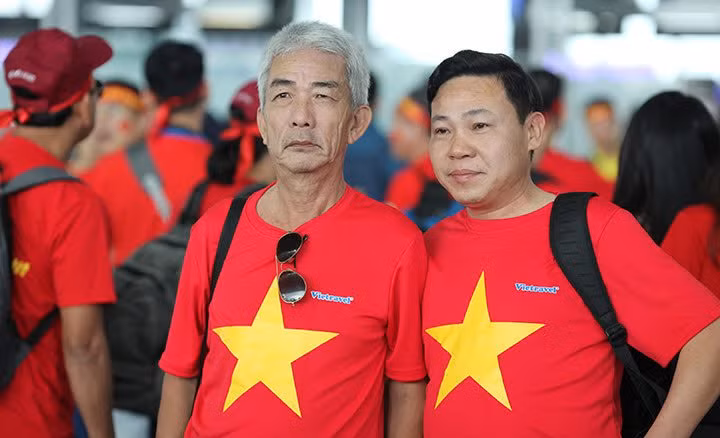 Được biết, đã có hơn 300 CĐV đi trên các chuyến bay thẳng đặc biệt của Vietnam Airlines sang Philippines cổ vũ cho đội tuyển Việt Nam.