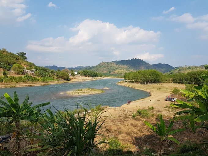 Một địa điểm mới dành cho những người muốn khám phá là Hồ Tiên, nơi có con suối róc rách chảy phía trên cao tạo thành hồ nước nhỏ có thể thoải mái bơi lội. Hồ Tiên nằm khá sâu trong khu rừng của huyện Tánh Linh, tỉnh Bình Thuận.