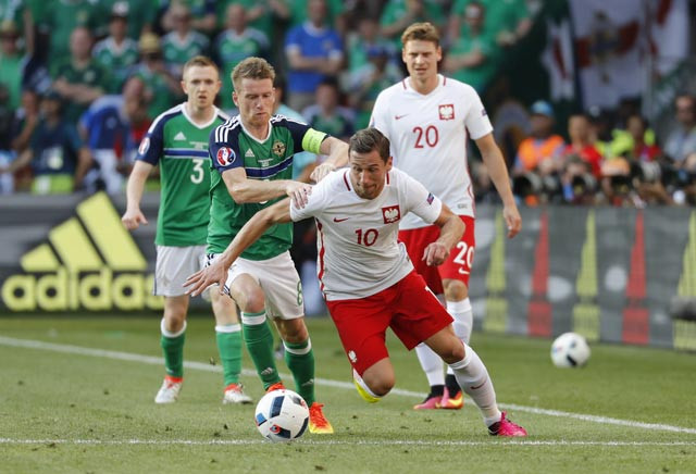 Krychowiak (số 10) cùng đồng đội đang hướng tới một thắng lợi trước Senegal