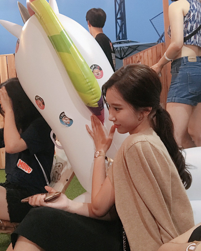 Chẳng hề quá lời khi nói rằng chính sự xuất hiện và góp mặt của những cô gái xinh đẹp, nóng bỏng đang góp phần tăng sức nóng cho lễ hội âm nhạc điện tử hàng đầu này.