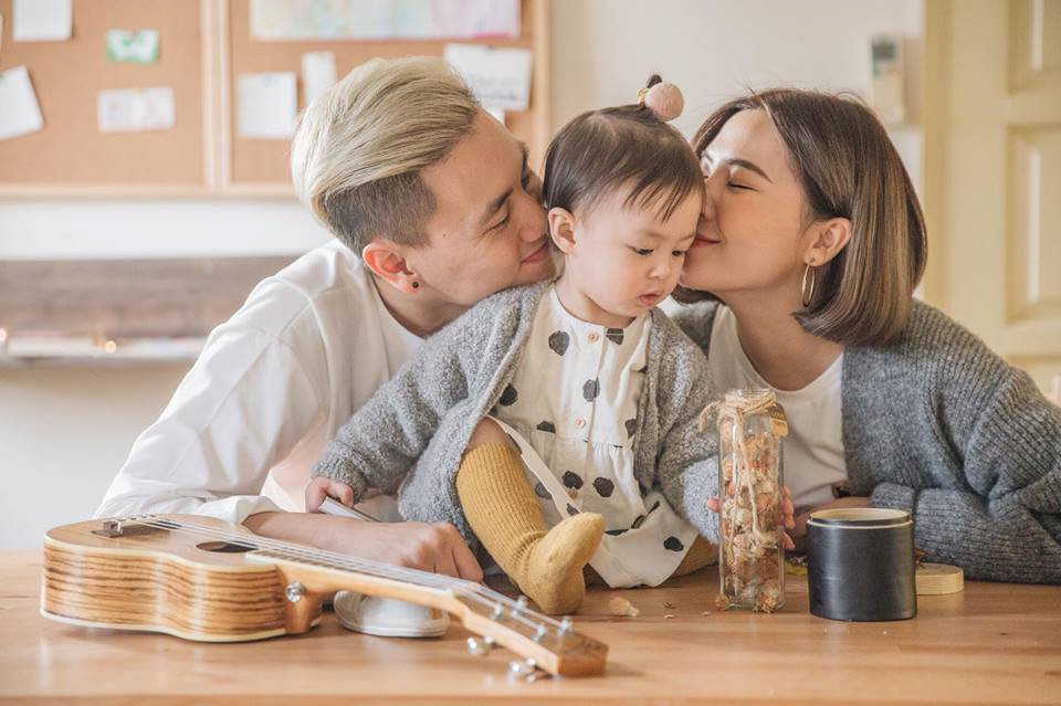 Kiên Hoàng - Heo Mi Nhon là cặp vợ chồng nhận được nhiều sự yêu mến từ giới trẻ. Cả hai kết hôn năm 2015 và có một cô công chúa xinh xắn. Hot boy Kiên Hoàng trở thành ông bố trong mơ vì rất chu đáo và cưng chiều con gái.