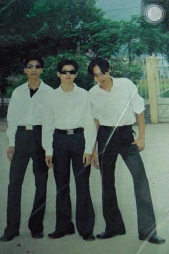 "Combo" quần ống loe, tóc bổ luống được các thanh niên thời đó áp dụng triệt để.