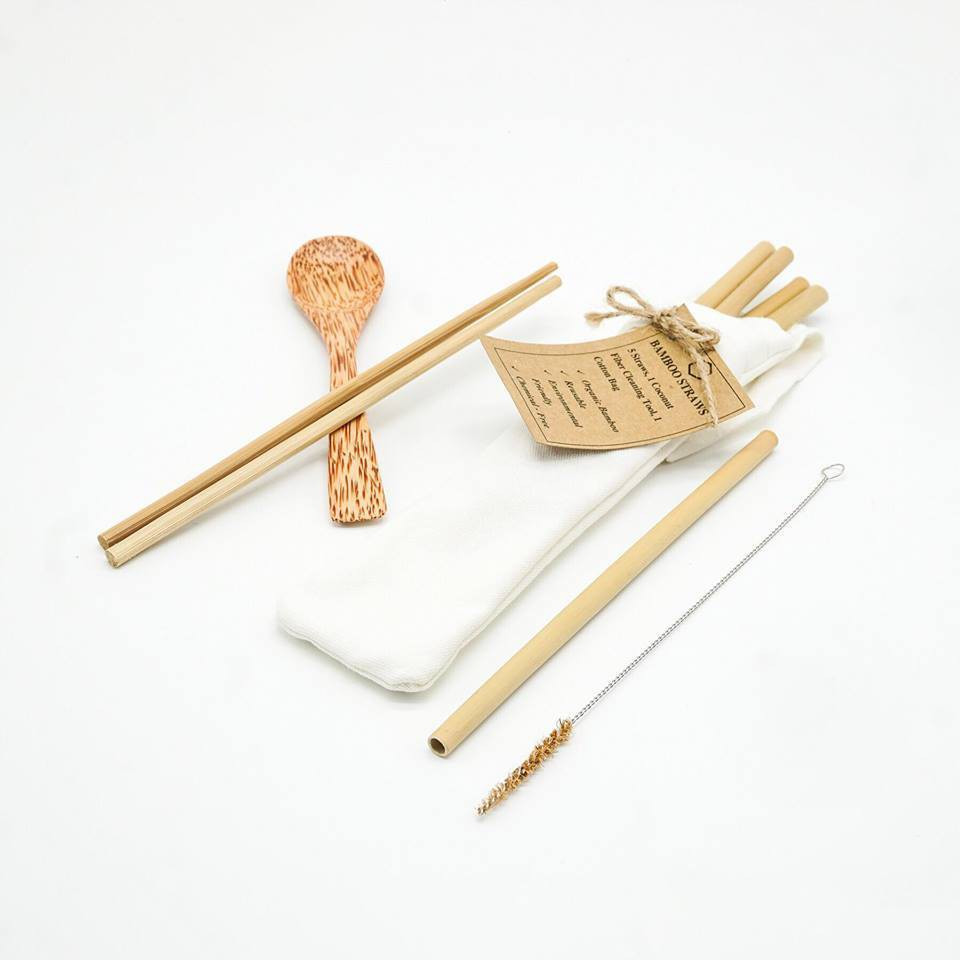 Phong trào khuyến khích sử dụng những sản phẩm thay thế cho đồ nhựa dùng một lần như ống hút tre, muỗng gỗ dừa đang được nhiều bạn trẻ hưởng ứng. Đặc biệt, sử dụng ống hút từ vật liệu tự nhiên đang trở thành trào lưu xu hướng mới của giới trẻ.