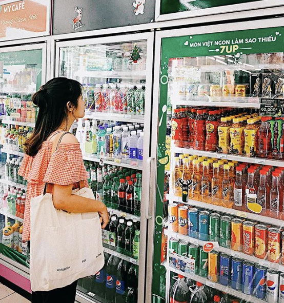 Hãy sắm cho mình một chiếc túi vải đi các bạn ui, Một chiếc túi vải (totebag) có thể đựng tất cả mọi thứ. Gấp gọn một chiếc túi vải vào rồi bất kể đi đâu, mua gì bạn cũng có thể đựng trong đó mà không cần sử dụng bao nilon. Hãy bảo vệ môi trường mọi lúc mọi nơi các bạn nhé!