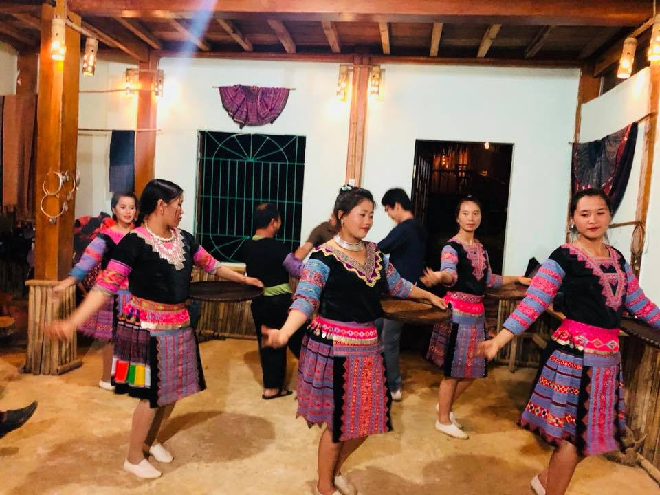 Các cô gái Mông duyên dáng và rất giỏi văn nghệ.