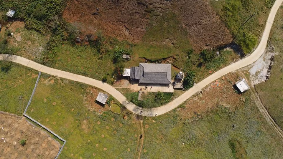 Cung đường núi quanh co ở thung lũng Hang Kia.