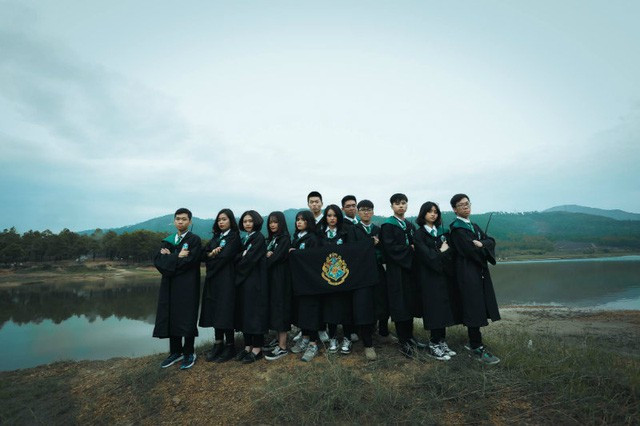 Không muốn rập khuôn theo những cái đã có sẵn, tập thể lớp 12A3 trường THPT Ngô Quyền (Hải Phòng) đã nảy ra ý tưởng hóa thân thành những cô cậu phù thủy nhỏ trong bộ truyện đình đám Harry Potter. Ảnh: Bobby Photography.