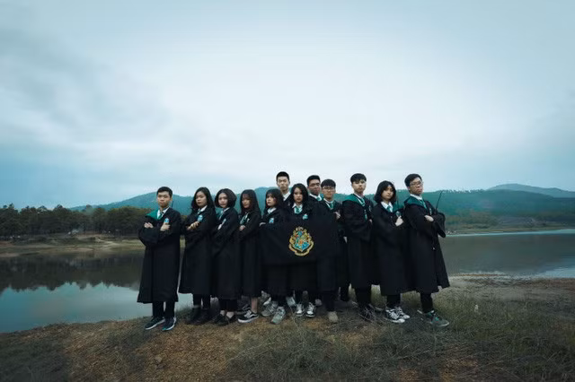 Không muốn rập khuôn theo những cái đã có sẵn, tập thể lớp 12A3 trường THPT Ngô Quyền (Hải Phòng) đã nảy ra ý tưởng hóa thân thành những cô cậu phù thủy nhỏ trong bộ truyện đình đám Harry Potter. Ảnh: Bobby Photography.