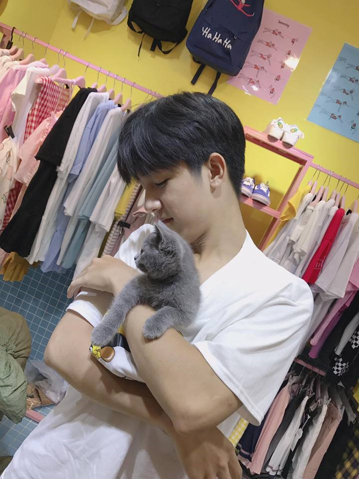 Chàng trai này là Nguyễn Hoàng Lam Anh, 23 tuổi, sống tại Hải Phòng. 9X hiện làm công việc kinh doanh thời trang.