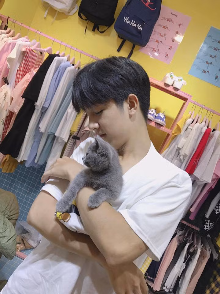 Chàng trai này là Nguyễn Hoàng Lam Anh, 23 tuổi, sống tại Hải Phòng. 9X hiện làm công việc kinh doanh thời trang.