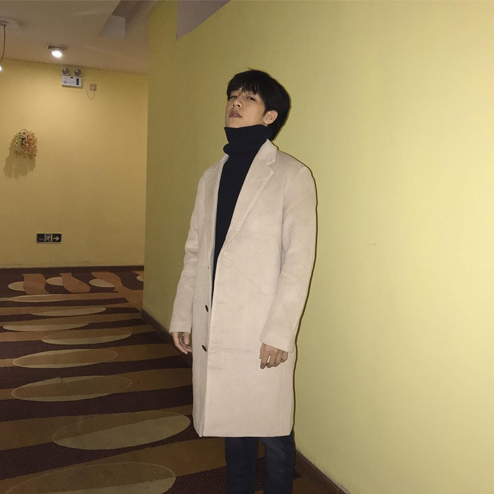 Chàng trai chụp với mèo có gương mặt ưa nhìn cùng cách tạo dáng "thần thái" không kém "boss" khiến bài đăng nhanh chóng thu hút hơn 7.000 like (thích) chỉ sau ít giờ.