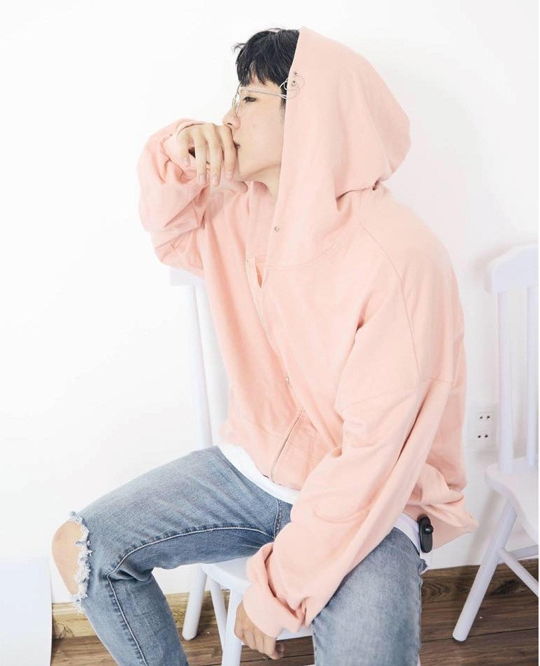 Chia sẻ với Zing, Lam Anh cho biết anh nuôi hai chú mèo thuộc giống mèo Anh lông ngắn xám xanh và Scottish sliver shade đã hơn một năm nay. Trên trang cá nhân, anh cũng thường xuyên chia sẻ hình ảnh dễ thương của hai "boss".