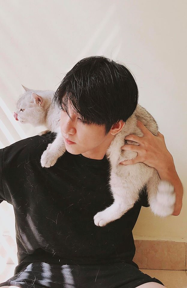 Mới đây, trên một diễn đàn dành cho những người yêu mèo, hình ảnh chàng trai chụp với mèo nhận được nhiều sự chú ý, không chỉ bởi vẻ dễ thương của chú mèo, mà còn vì ngoại hình điển trai của "sen".