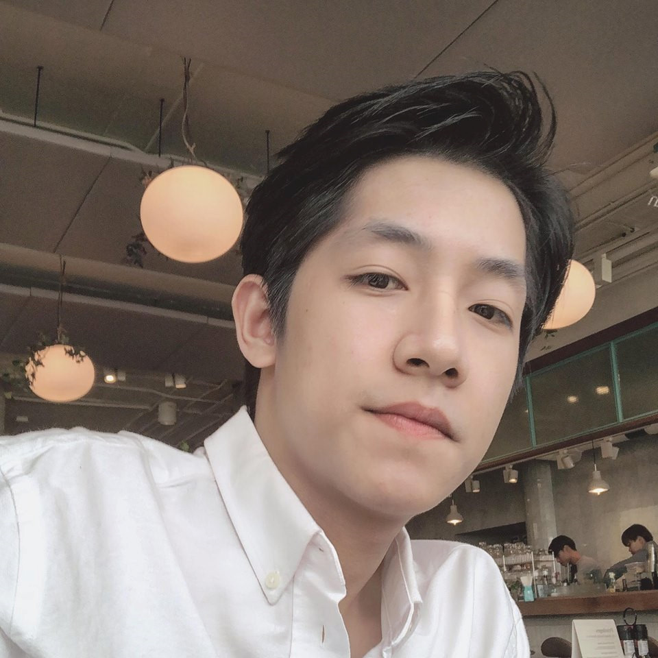 Sen dễ thương quá", "Góc nghiêng thần thánh ghê" hay "Trai đẹp yêu mèo đây rồi. Crush đây chứ đâu"... là những bình luận dân mạng dành cho nam chính trong hình.