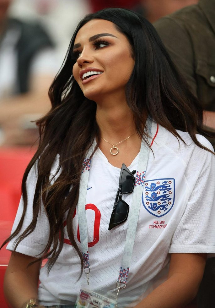 Cô luôn theo sát những trận đấu của đội tuyển Anh để cổ vũ cho Dele Alli tại Euro 2016 trước đó và World Cup 2018 này.