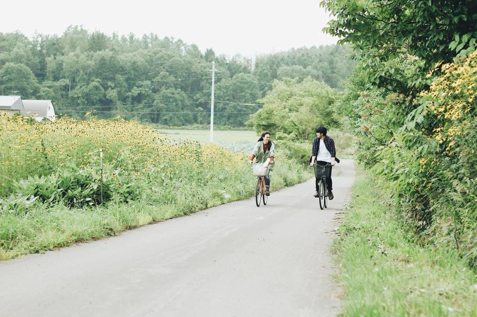 Giới trẻ Việt thời gian gần đây biết đến "thị trấn nhiếp ảnh" Higashikawa nhiều hơn, qua khung cảnh trong phim điện ảnh "Nhắm mắt thấy mùa hè", ai xem xong cũng chỉ biết ngẩn ngơ với câu hỏi "có một nơi đẹp như vậy ngoài đời ư?