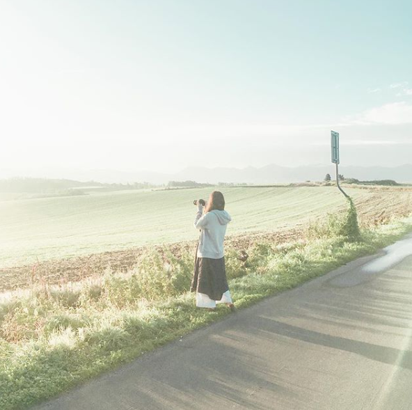 Hãy tạm quên đi sự ồn ào, nhộn nhịp của thế giới ngoài kia, khi đến với Higashikawa, bạn sẽ được trở về lại với một nhịp sống chậm rãi hơn, cầm chiếc máy ảnh trên tay và đi khám phá.