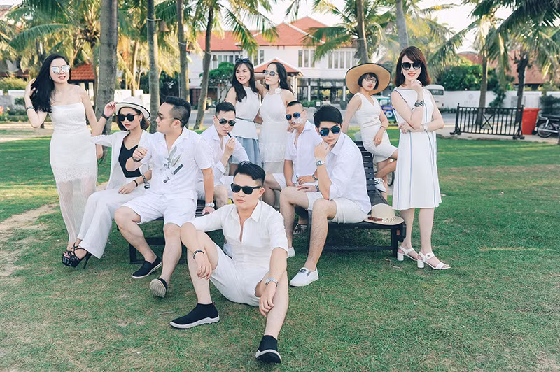 Được biết, bộ ảnh tập thể trên được thực hiện tại một trong những resort sang chảnh nhất nhì Hội An, Quảng Nam. bạn Quỳnh Trang - nhân viên công ty cho biết, sếp của cô nàng đã chi hẳn một số tiền lớn để cho hơn 60 nhân viên đi chơi. Thậm chí, còn thuê hẳn 3 nhiếp ảnh gia theo chân cả đoàn để lưu lại những hình ảnh kỷ niệm đẹp nhất.