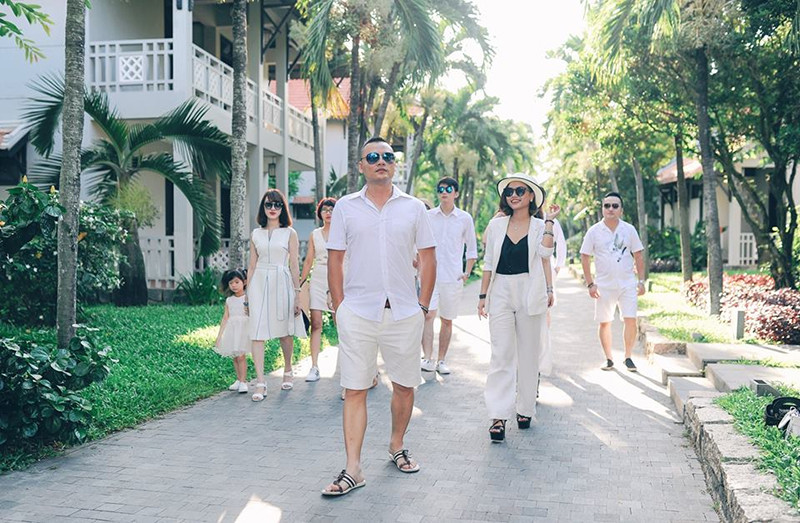 Gần 60 nhân viên được chia thành 3 đội bằng cách bốc thăm ngẫu nhiên. Mỗi đội thực hiện một ý tưởng ảnh với phong cách riêng biệt. Ý tưởng đầu tiên với chủ đề Vingate -Thời thơ ấu, ý tưởng thứ hai với chủ đề Adult - Tuổi trưởng thành, Và... Floral - mãi mãi tuổi thanh xuân.