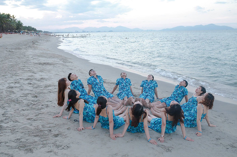 Tưởng đây là một hội người mẫu toàn trai xinh gái đẹp chỉ không phải chỉ là nhân viên công sở